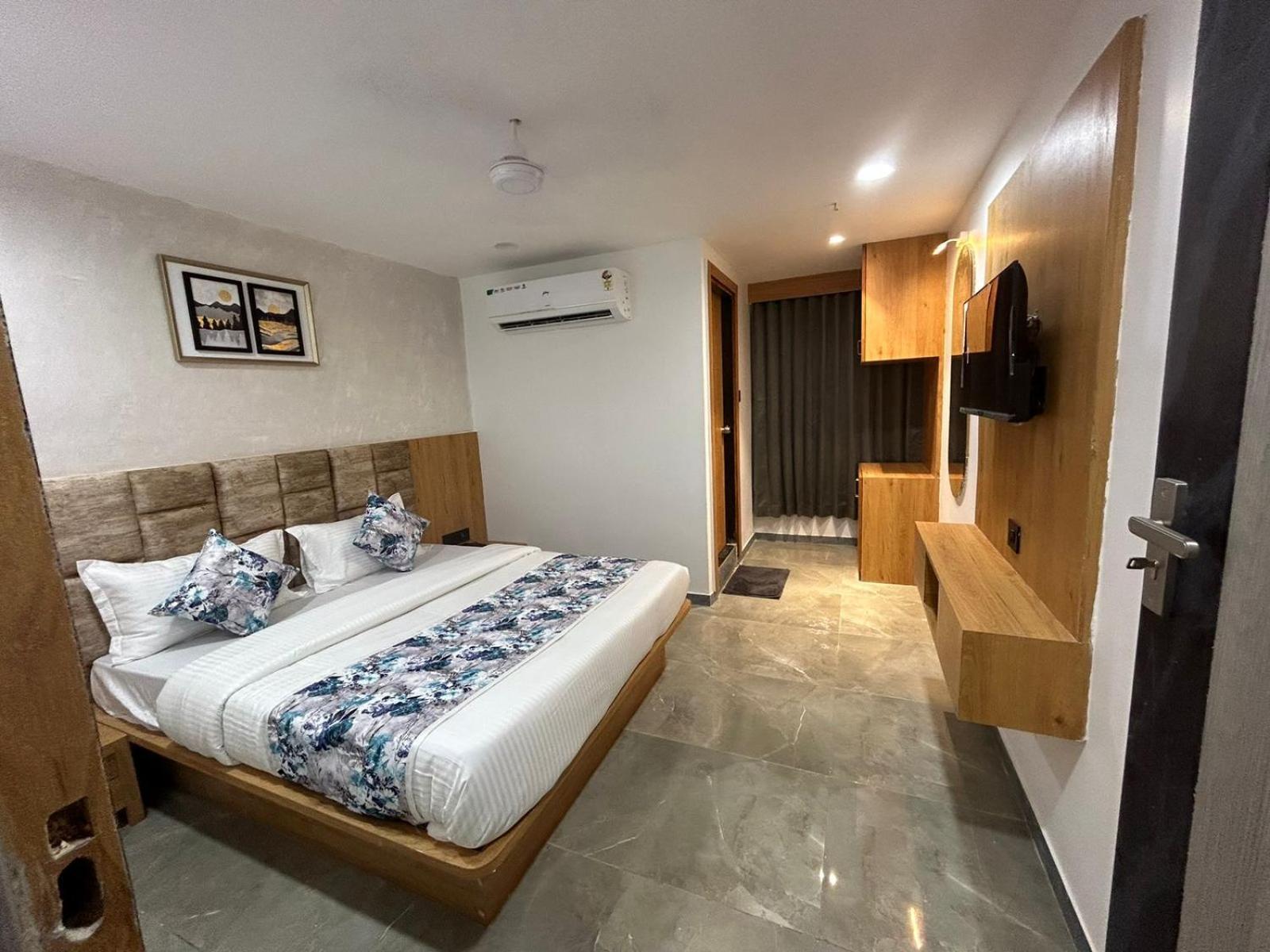 Hotel M Grand Ahmedabad Exterior photo