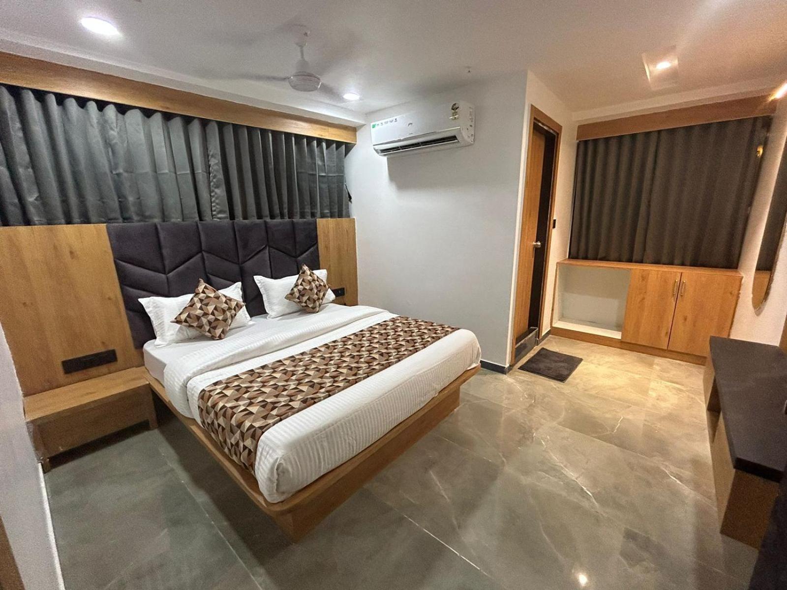 Hotel M Grand Ahmedabad Exterior photo
