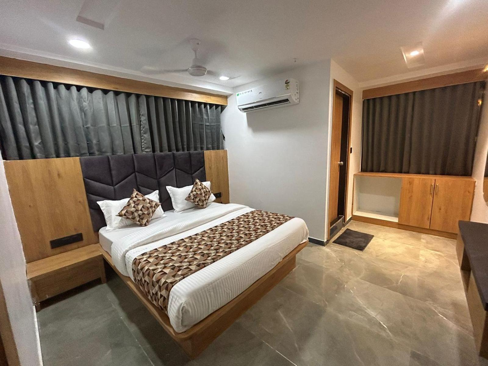 Hotel M Grand Ahmedabad Exterior photo