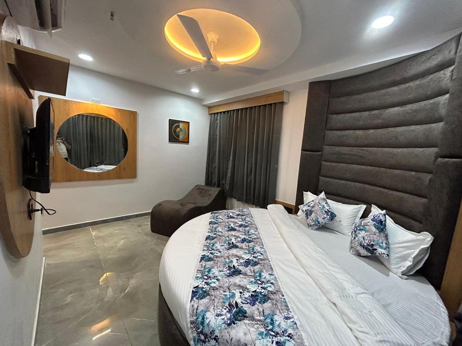 Hotel M Grand Ahmedabad Exterior photo